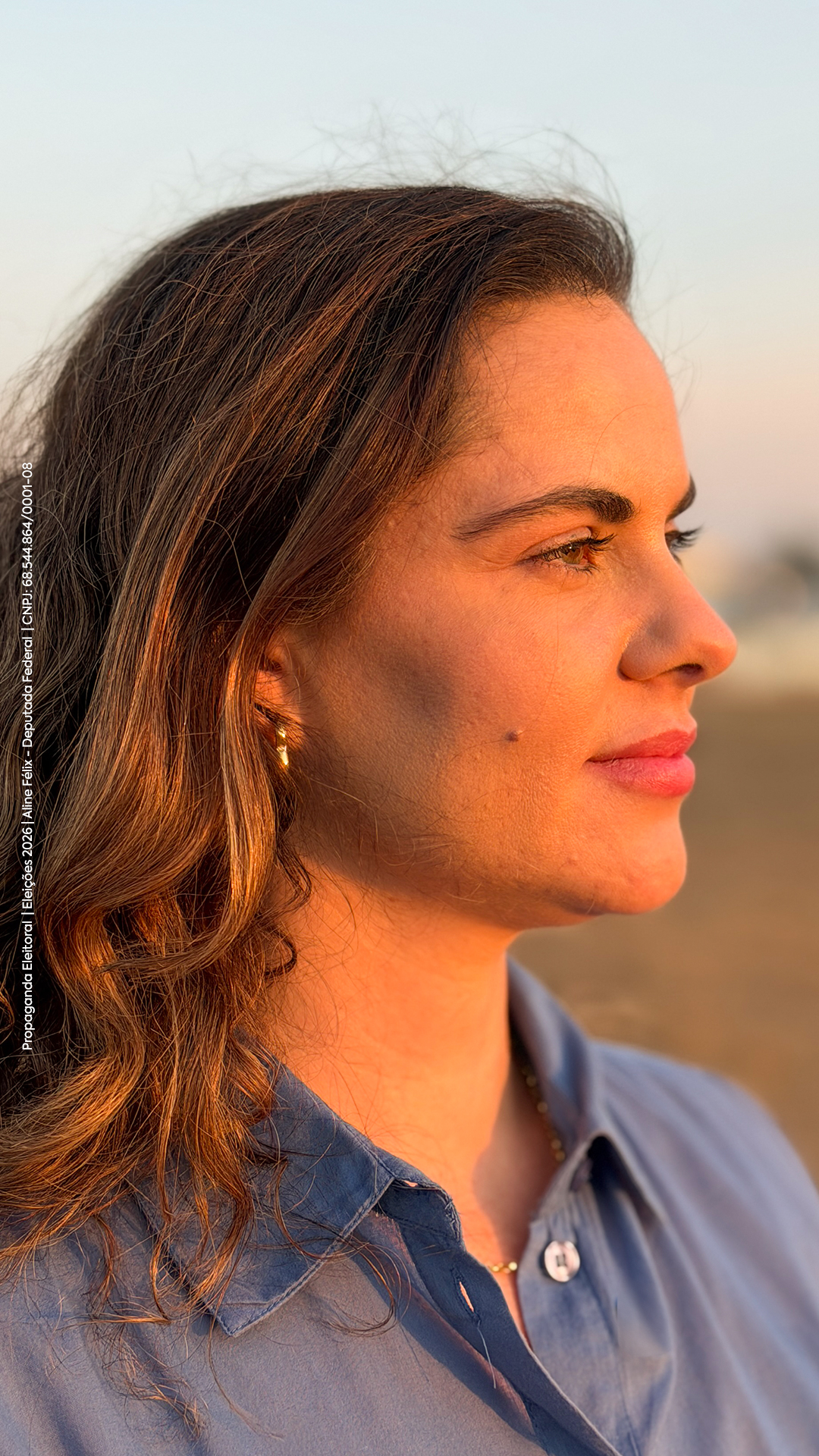 Retrato de perfil de Aline Félix ao pôr do sol